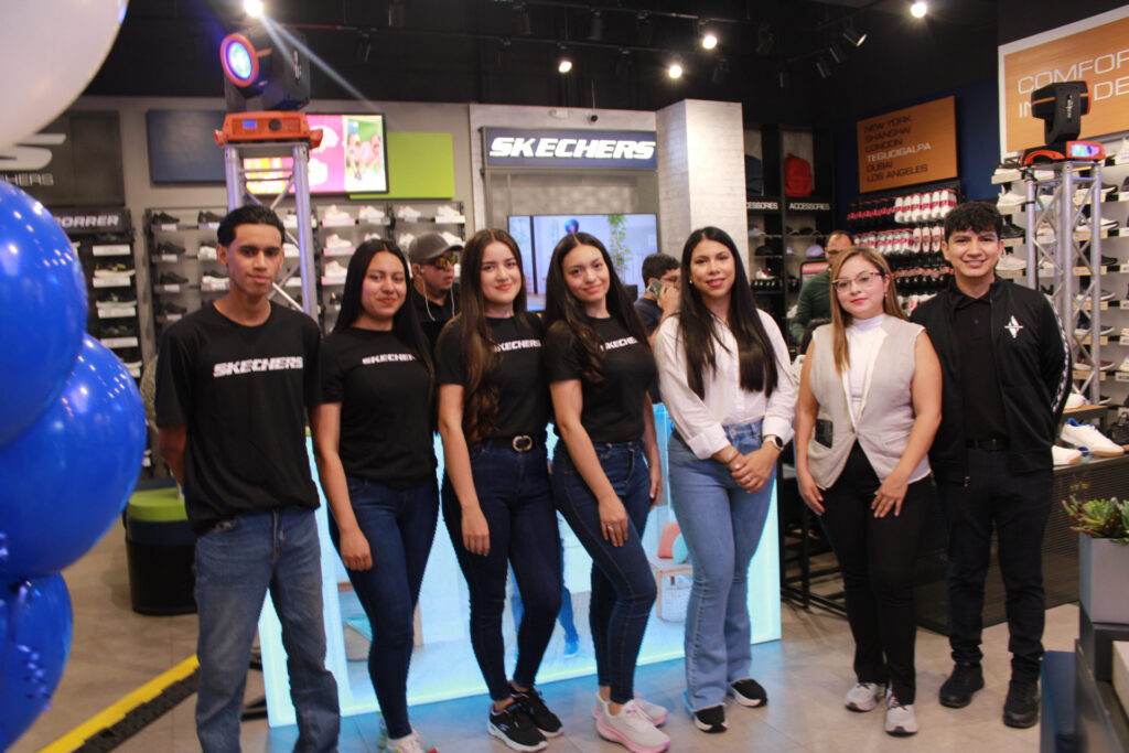 Equipo completo de Skechers acompañado de Jessy Bonilla, gerente comercial de Skechers.