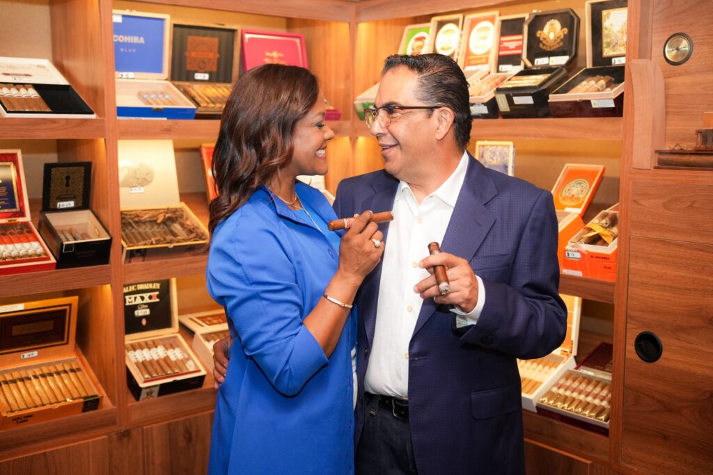 Pareja de empresarios de The Cigar Lounge posando con una sonrisa