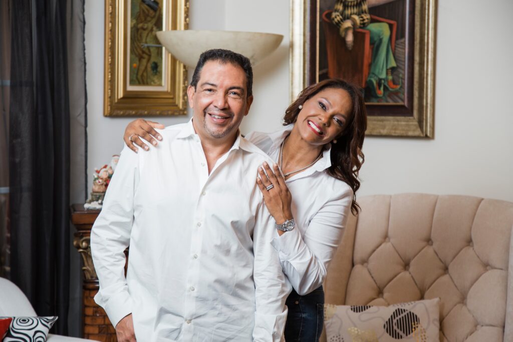 chibly Salame y Yannirys Montas, pareja y propietarios de The Cigar Lounge, posando juntos en su casa