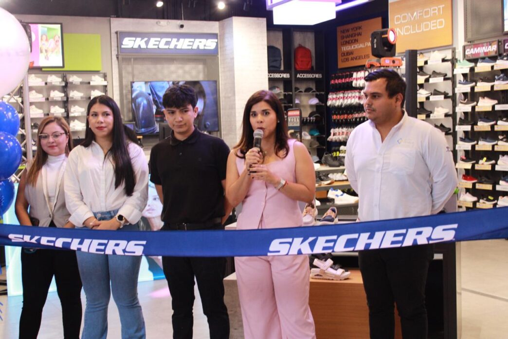 El equipo de Skechers ofrece palabras de bienvenida durante la inauguración de la tienda.**