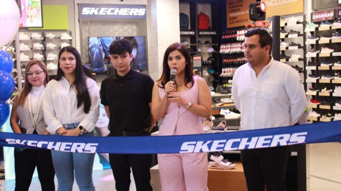 El equipo de Skechers ofrece palabras de bienvenida durante la inauguración de la tienda.**