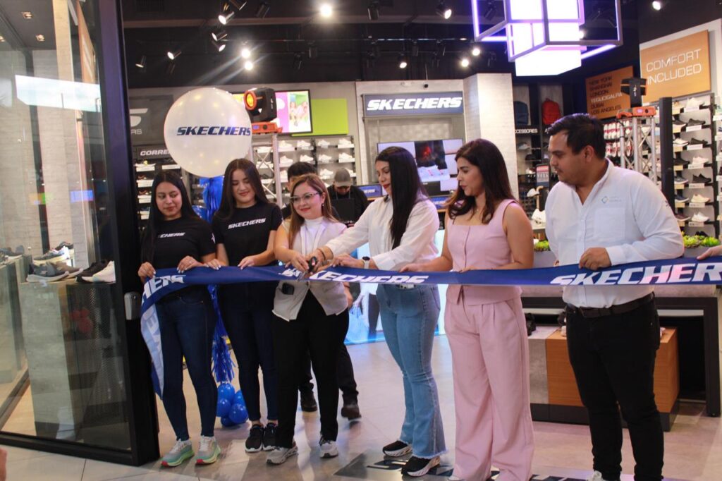 Gerentes y jefes de Mercadeo realiza el corte cinta en la inauguración de la tienda