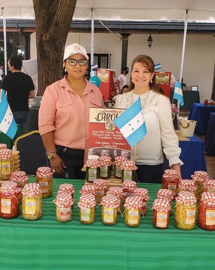 Johana Padgett comparte en la expoferia con una emprendedora en el Club Nacional