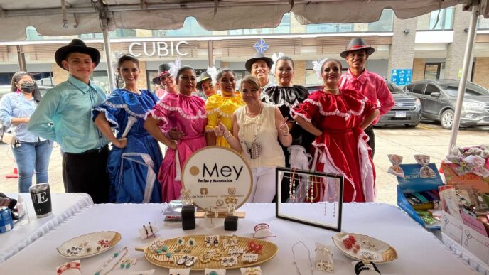Johana Padgett comparte con grupo de danza folclórica durante expoferia de emprendedoras